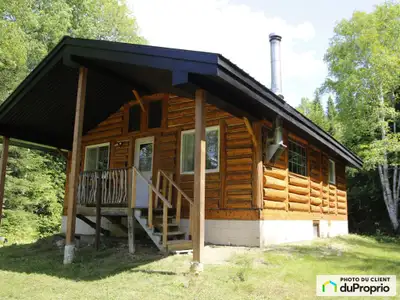 Véritable havre de paix entouré de forêt, ressourcement assuré! Chalet situé au bout d'un chemin pri...