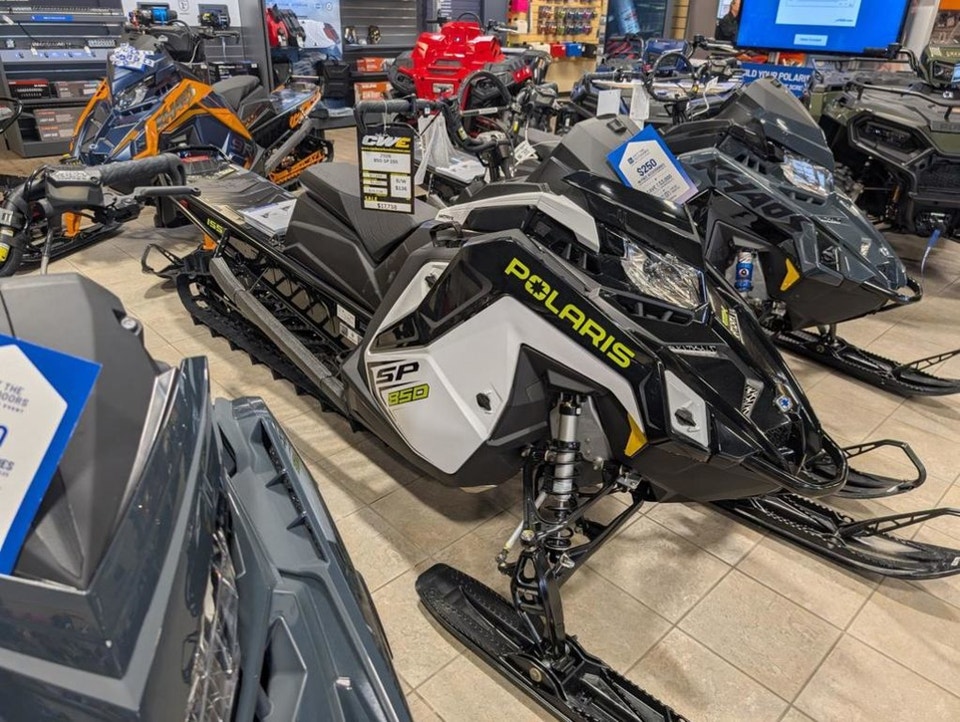 2026 Polaris 850 RMK SP 155 White Lightning / Gloss Black / Neon ...