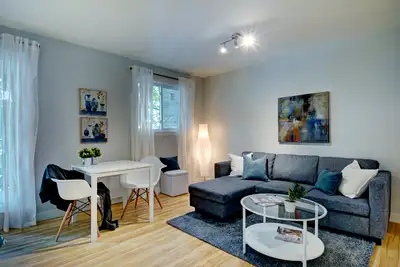 Charmant 2 et demi dans un immeuble situé dans un quartier tranquille, à côté de l'autoroute Laurent...