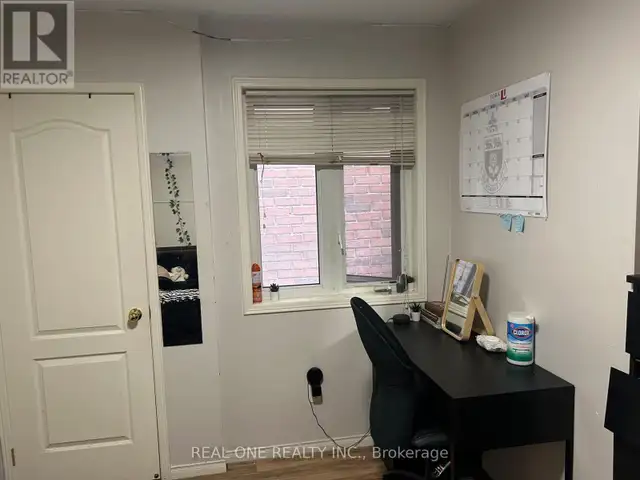 SECOND FLOOR ROOMS - 18 TROYER AVENUE Toronto (York University H in Long Term Rentals in City of Toronto - Image 8