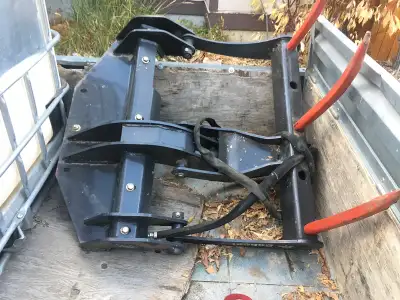 Skidsteer Skid Steer Bobcat Brand Grapple 3 Curved Tines Fingers 32” width Excellent Condition Paint...