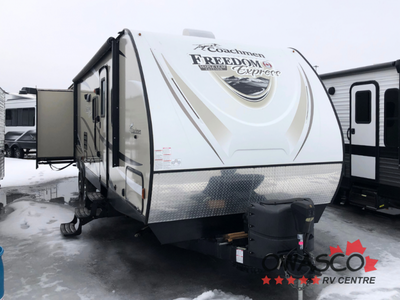 This triple slide 312BHDS Freedom Express trailer by Coachmen RV will provide you and your family wi...