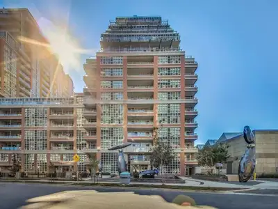 LIBERTY VILLAGE: 1 Bedroom+Den Condo For Rent Toronto w/PARKING