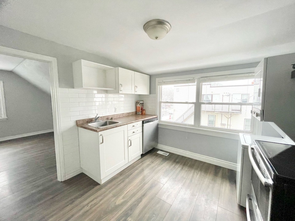 23 St. Patrick St, St. Catharines - 1 Bedroom Upper Unit 4