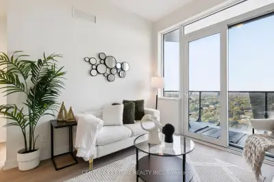 AD #3162 Welcome to the Ellie Condo. Luxurious Lower Penthouse one bedroom unit. West facing with up...