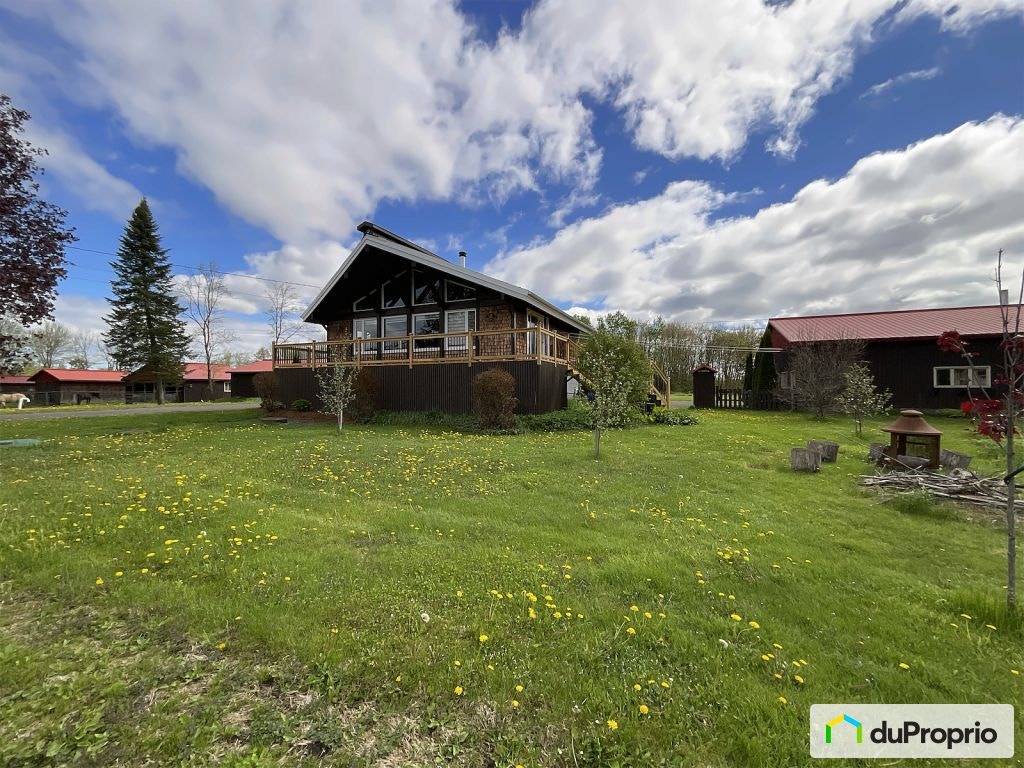 $1,075,000 - Acreage / Hobby Farm / Ranch in St-Jean-Chrysostome — photo 1