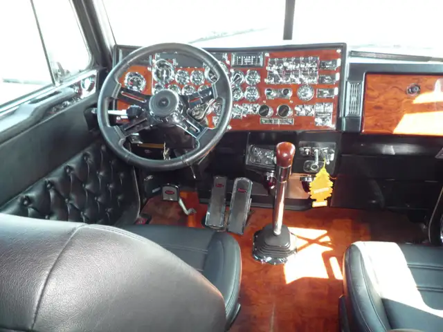 1998 Peterbilt 379  Flat Top in Heavy Trucks in Kitchener / Waterloo - Image 9
