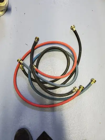 2 boyaux de remplissage de laveuse à linge + 1 boyau pour la sécheuse En parfait état 3 couleurs dif...