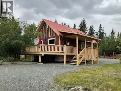 Yukon lifestyle at its finest! Just 10 km from Haines Junction, this exceptional 3.46-acre country r...