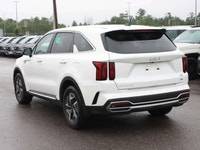 Experience impressive hybrid efficiency, family-friendly versatility, and confident all-season capab... (image 5)