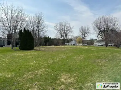 Superbe terrain de +\- 35 000 pi2, un des derniers dans ce secteur. Près des tous les services, écol...