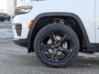 This Jeep Grand Cherokee has a dependable Regular Unleaded V-6 3.6 L/220 engine powering this Automa... (image 8)
