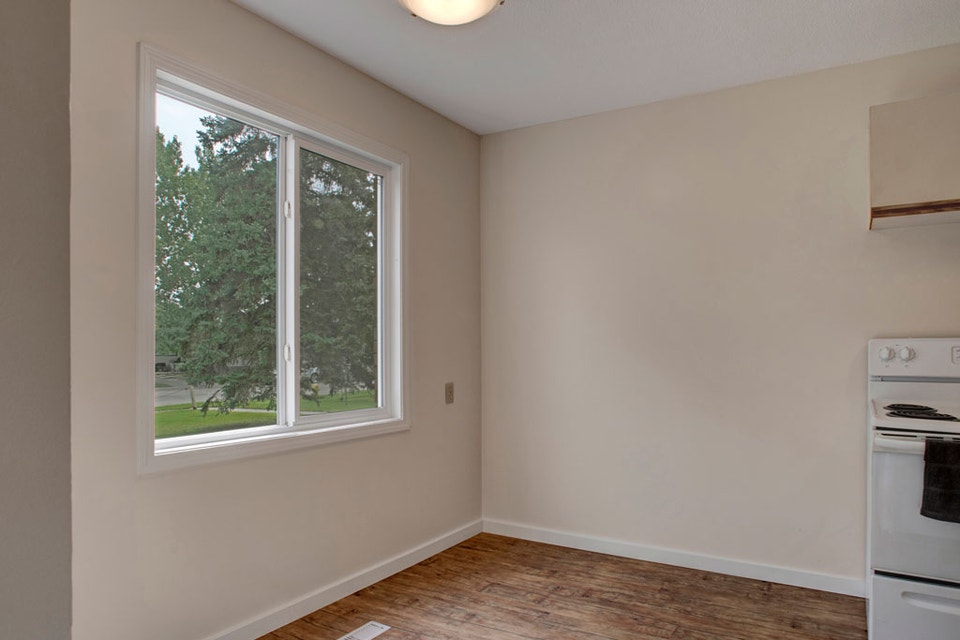 3 BED x 1.5 BATH Townhouse - In-suite Washer & Dryer 2