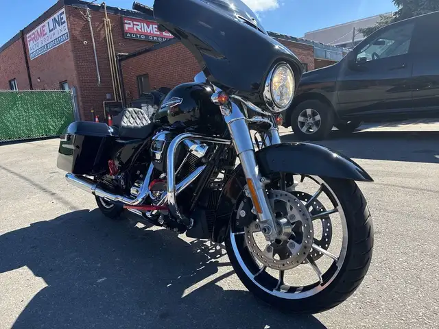 2023 Harley-Davidson Street Glide ~ STREET GLIDE ~ CANANDIAN ~ 1 in Sport Touring in City of Toronto - Image 5