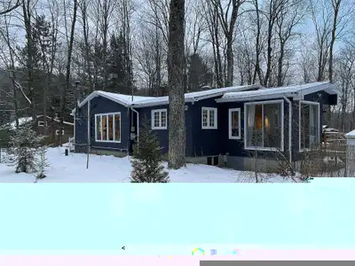 Cette chaleureuse maison boltonnoise, entourée d'un vaste terrain boisé, saura vous charmer par ses...