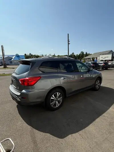 The 2017 Nissan Pathfinder 4x4 Platinum Automatic is the ultimate SUV for those seeking both luxury...