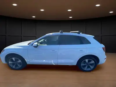 The 2021 Audi Q5 Komfort 45 TFSI quattro boasts a stunning white exterior that is both timeless and...