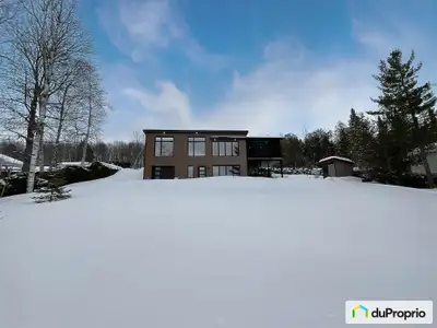 BORD DE L'EAU, Grand lac St-François. Propriété située dans le magnifique secteur de la Baie Sauvage...