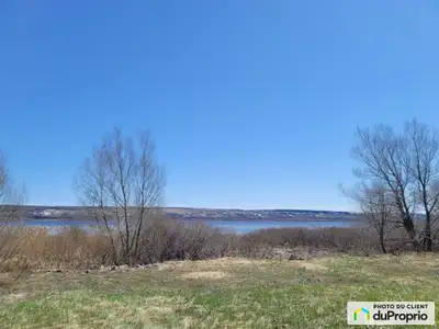 Un des « rares » terrains bâtissables en bordure du fleuve Saint-Laurent. Magnifique terrain prêt à...