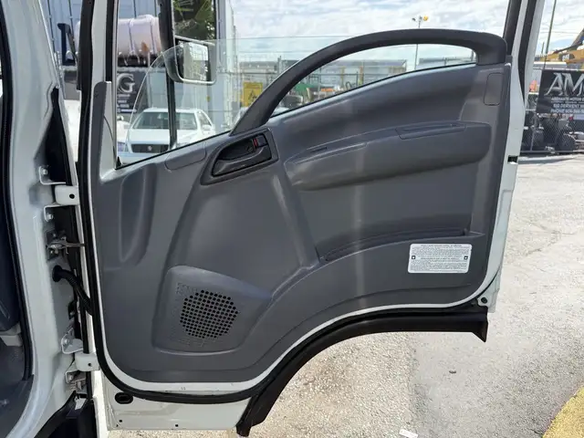 2019 Isuzu NRR 20 Foot Cube Van in Heavy Trucks in Delta/Surrey/Langley - Image 26