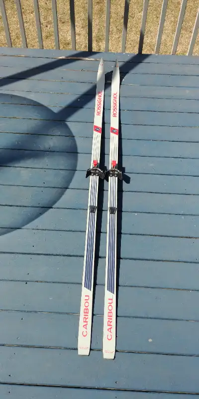 Skis de fond Rossignol Caribou de 2 mètre à vendre. Fixations 3-Pin. Le prix est négociable. Je suis...