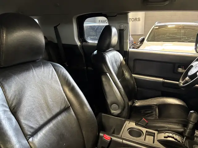 2010 Toyota FJ Cruiser 4WD|V6|AUTOMATIC|LEATHER|ALLOYS|RADIO| in Cars & Trucks in City of Toronto - Image 9