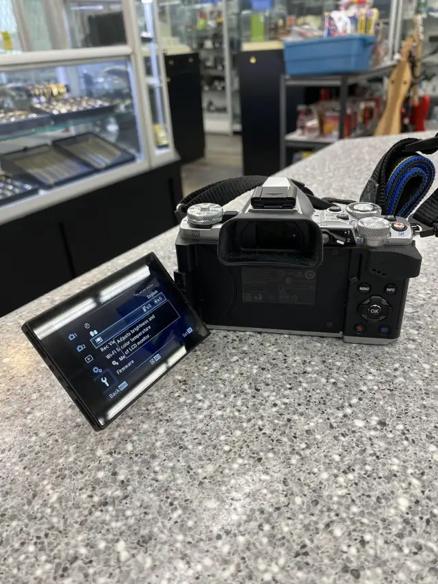 Olympus OM-D E-M5 mark ii Digital Camera w/ 17mm Lens in Cameras & Camcorders in City of Toronto - Image 4