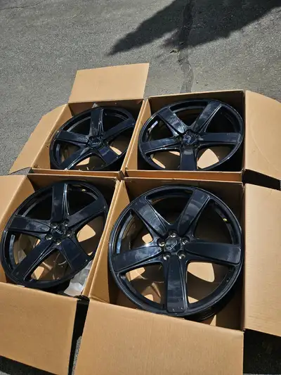 Very nice set of Audi SQ5 / Q5 replica wheels in gloss black finish. Comes with aftermarket TPMS. Wi...