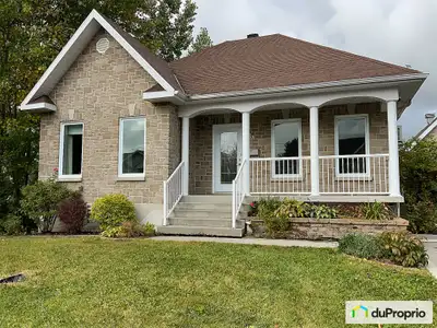 Maison unique située dans un secteur familial convoité pour sa tranquillité. La piscine de 18 pieds...