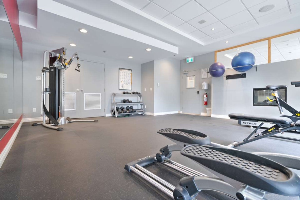 Red Top Tower Apartments - 1 Bedroom available at 5740 Cavendish 5