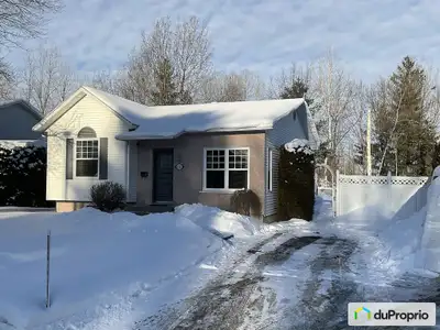 Maison unifamiliale située dans un secteur paisible et boisé, offrant une cour arrière sans voisin,...