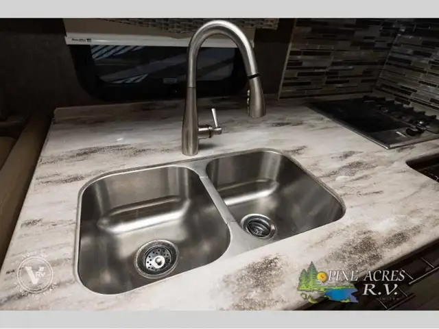 2020 Thor Motor Coach Challenger 37YT Washer & Dryer 12 k Miles in RVs & Motorhomes in Moncton - Image 65