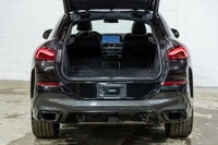 Francais: * Attelage de remorque * Longerons de toit noir très lustrées * Garniture de fenêtre noir... (image 7)