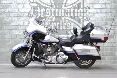 Top of the line, CVO edition 2009 Ultra Classic FLHTCUSE4! You name it, these came with it! Chrome e...