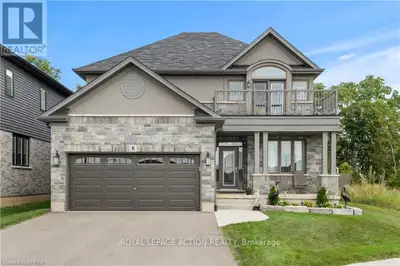 Desirable executive home on a private premium lot with no rear neighbours. This 4 bedroom 2 and a ha...