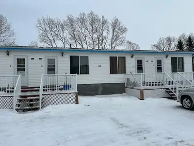 R33//Deloraine/Investment Opportunity in Deloraine...Unique Building on an owned lot...4 single 1 be...