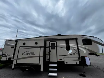 Superbe caravane à sellette à vendre. Modèle très recherché et spacieux. Roulotte impeccable et clé...