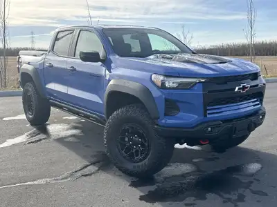AMVIC Licensed Dealer The 2026 Chevrolet Colorado ZR2 Crew Cab 4WD in Reef Blue Metallic takes midsi...