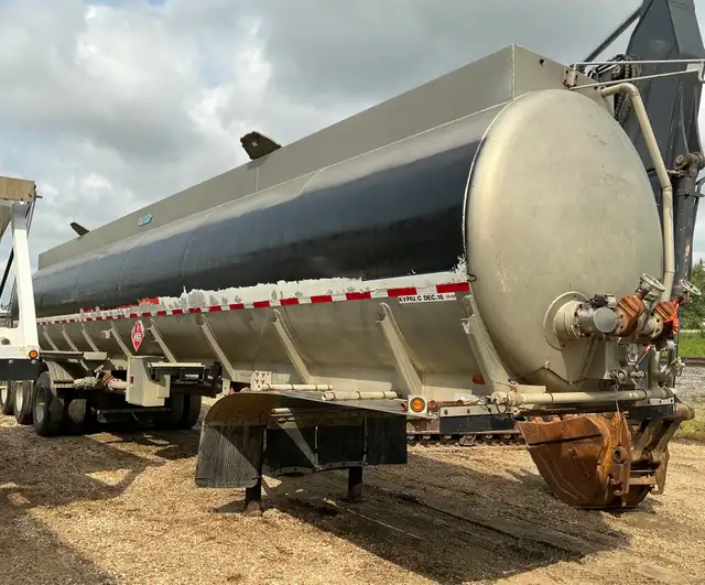 2006 ADVANCE 44,000L Tri/A Tanker Trailer in Heavy Equipment in St. Albert - Image 2