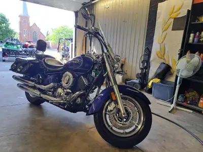 Yamaha VSTAR 1100 2009 Cette Yamaha V-STAR 1100 2009 est une moto cruiser classique, parfaite pour c...