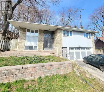 Welcome to this sun-drenched, meticulously maintained main floor residence at 72 Felicity Drive. Thi...