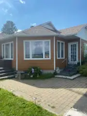 Très belle maison avec une vue splendide sur le fleuve et le lac St-Pierre. Superbe coucher de solei...