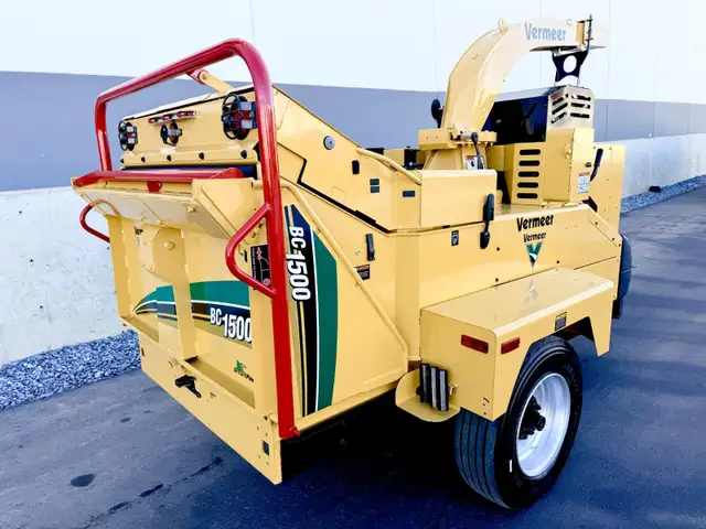 2019 VERMEER BC1500 CUMMINS DIESEL PROFESSIONAL WOOD CHIPPER !! in Heavy Equipment in Calgary - Image 9