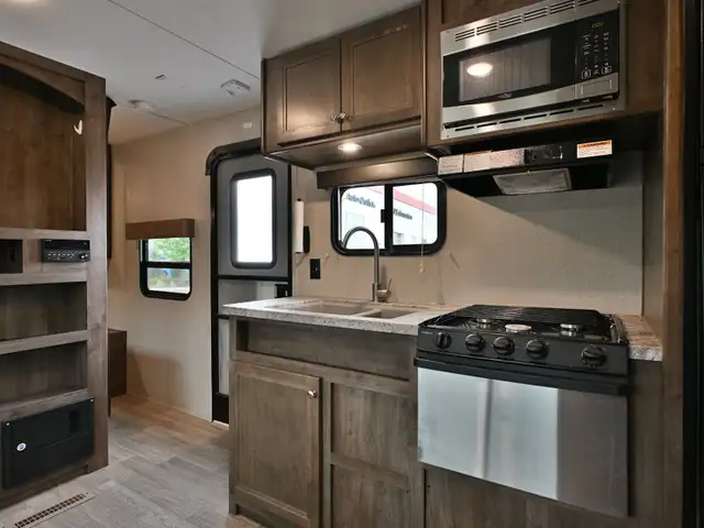 2018 Lantern 300TQ in Travel Trailers & Campers in St. Albert - Image 12