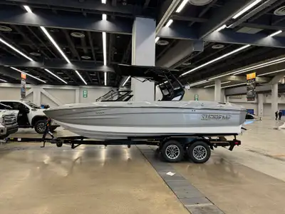 Mirabel : 450-565-1111 Granby : 450-777-1101 Supreme S220 2025 Longeur / Length : 22' Largeur / Beam...
