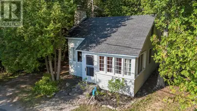 Nestled on the serene shores of Dyer's Bay, this quaint and cozy waterfront cottage offers a peacefu...