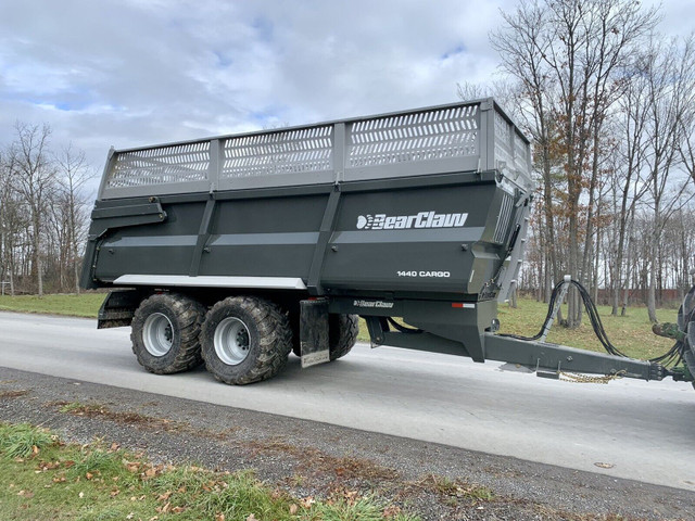 BearClaw Silage/Grain Trailers in Farming Equipment in Napanee - Image 2