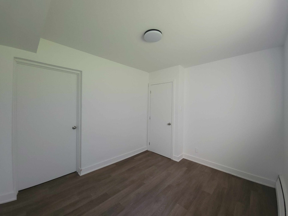 APPARTEMENT 4 1/2 À MONTRÉAL - RÉNOVÉ, CHAUFFÉ 5