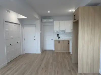 418-655-8281 À voir au 1124 rue Saint-Jean #3, superbe très grand 4 1/2 entièrement rénové refait à...