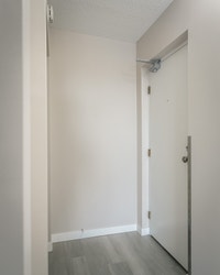 This one-bedroom apartment has a spacious living room/dining room,a full bathroom, and kitchen with... (image 1)